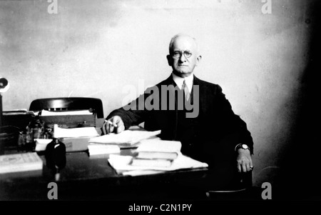 Dr. Joseph Sweetman Ames an seinem Schreibtisch in der NACA-zentrale. Stockfoto