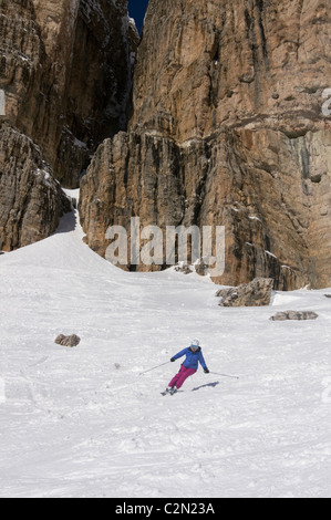 Skifahrerin abseits der Pisten in den Dolomiten. Stockfoto