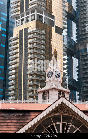 Uhrturm von der Lau Pa Sat Market gegen "One Shenton" Mehrfamilienhaus, Singapur Stockfoto