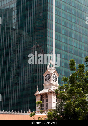 Uhrturm von der Lau Pa Sat Market gegen "Ein Raffles Quay" Südturm Gebäude, Singapur Stockfoto