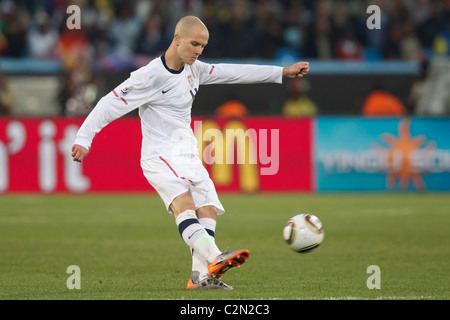 Michael Bradley der USA kickt den Ball während der 2010 FIFA World Cup-Gruppe C Spiel gegen Algerien 23. Juni 2010. Stockfoto
