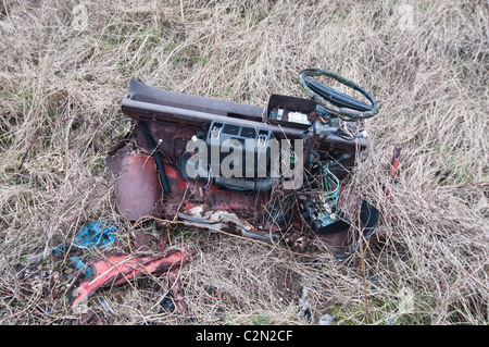 Das Wrack von einem verlassenen van/LKW im Unterholz bei Cocklawburn, Northumberland, England, UK. Stockfoto