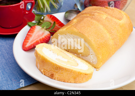 Schwamm-Roll mit Erdbeeren Stockfoto