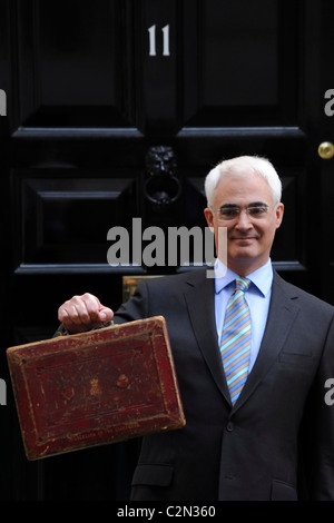 Ehemaliger Kanzler des Finanzministeriums, die Recht Hon Alistair Darling MP, lässt Nummer 11 Downing Straße mit dem Haushaltsplan für 2009. Stockfoto