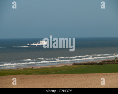 Cross-Channel Fähren kommen aus den Mantel am Cap Blanc Nez bei Calais, Frankreich zu sehen. Stockfoto