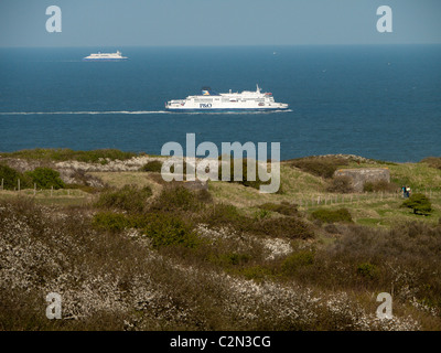 Cross-Channel Fähren kommen von den Klippen am Cap Blanc Nez bei Calais, Frankreich gesehen, wie Küstenpfad Spaziergänger flanieren Stockfoto