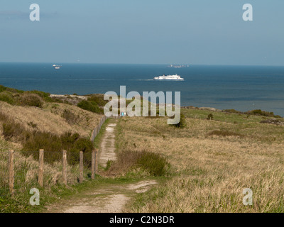 Cross-Channel Fähren kommen von den Klippen am Cap Blanc Nez bei Calais, Frankreich gesehen, wie Küstenpfad Spaziergänger flanieren Stockfoto