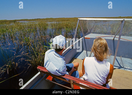 Luftboot-Natur-Touren durch die Everglades geben Touristen eine Nahaufnahme von seiner berühmten Feuchtgebiete, die Tausende von Hektar in Süd-Florida, USA zu decken. Stockfoto