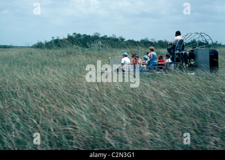 Airboat Tour durch die Everglades geben den Besuchern eine Nahaufnahme von seiner berühmten "River of Grass" Feuchtgebiete, die Tausende von Hektar in Florida zu decken. Stockfoto