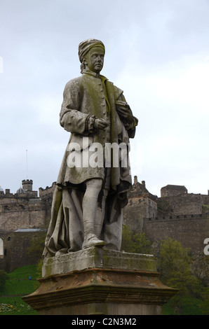 Die Statue von Allan Ramsay (1686-1758), geformt durch John Steell, steht in Princes Street Garden Edinburgh Castle hinter. Stockfoto