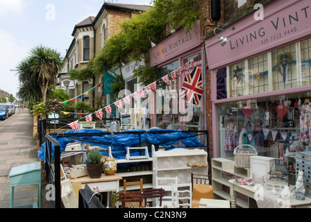 Vintage-Shop in der Nähe der Northcote Road, Clapham, London Borough of Wandsworth. South West London SW11 England. HOMER SYKES AUS DEN 2011 2010ER JAHREN Stockfoto