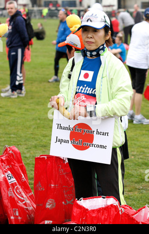 Japanische Dame-Marathon-Läufer vor dem Start des Virgin London Marathon 2011 Stockfoto