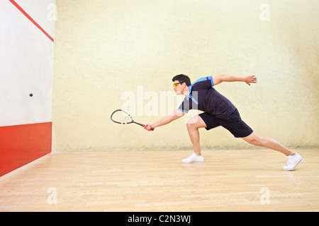 Squashspieler, die Kollision mit einem Ball in einen Squash-court Stockfoto