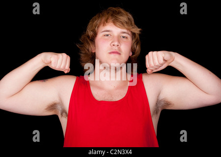 Ein Foto von einem jungen Mann in einem roten Tank-Top, beugen. Stockfoto