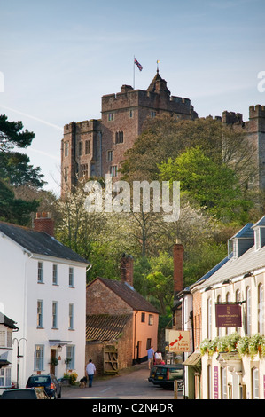 Dunster Castle und der High Street in Frühling, Dunster, Somerset, England, April 2011. Stockfoto