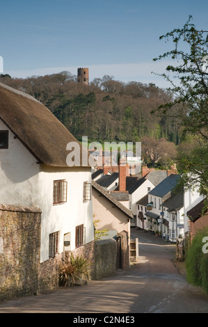 Dunster High Street und Conygar Turm im Frühjahr, Dunster, Somerset, England, April 2011. Stockfoto