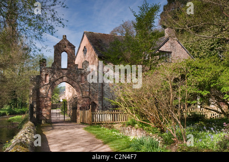 Dunster Wassermühle im Frühjahr, Dunster, Somerset, England, April 2011. Stockfoto