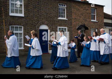 Am Palmsonntag. St Mary Jungfrau der anglikanischen Kirche, Merton, South Wimbledon London UK. Chor-Prozess wieder in die Kirche. HOMER SYKES Stockfoto