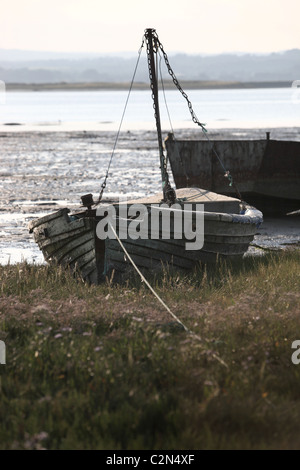 Altes Fischerboot vor Anker oben am Ufer Stockfoto