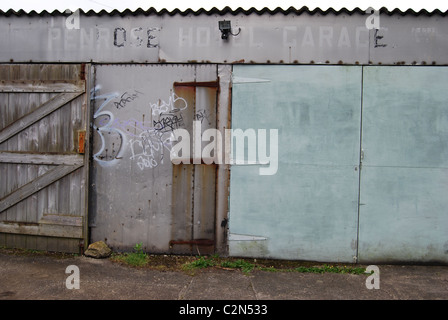 alte, verlassene Garage in Seitenstraßen von Falmouth, Cornwall Stockfoto