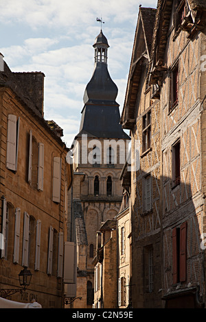 Schmale Straße und Altbauten Sarlat la Caneda Dordogne Frankreich Stockfoto