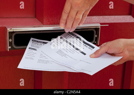 Gedrängt durch eine Haustür Briefkasten für das Av-Referendum auf Polling-Karten können 5. 2011 England UK Stockfoto