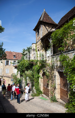 Menschen in der Straße mit mittelalterlichen Gebäuden Sarlat la Caneda Dordogne Frankreich Stockfoto