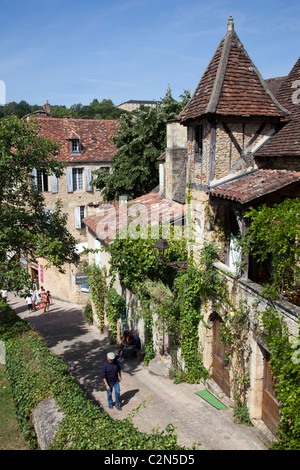 Menschen in der Straße mit mittelalterlichen Gebäuden Sarlat la Caneda Dordogne Frankreich Stockfoto