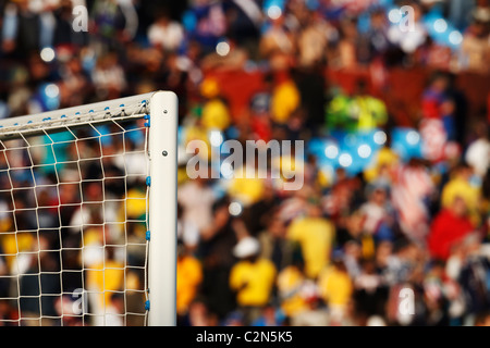 Fußball Tor mit bunten Stadion Hintergrund Detail. Stockfoto