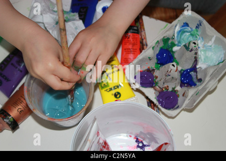 Hände des kleinen Künstlers´s waschen der Bürste Stockfoto