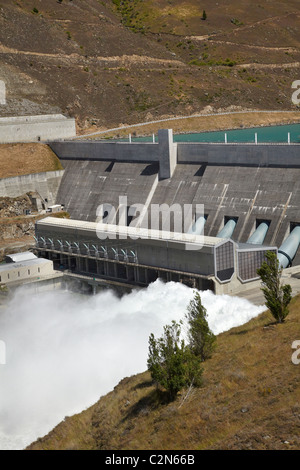 Wasser Verschütten von Dam Clyde, Clyde, Central Otago, Südinsel, Neuseeland Stockfoto