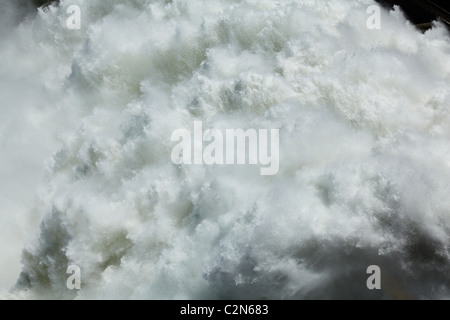 Wasser Verschütten von Dam Clyde, Clyde, Central Otago, Südinsel, Neuseeland Stockfoto