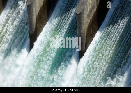 Wasser Verschütten von Dam Clyde, Clyde, Central Otago, Südinsel, Neuseeland Stockfoto