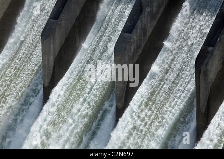 Wasser Verschütten von Dam Clyde, Clyde, Central Otago, Südinsel, Neuseeland Stockfoto