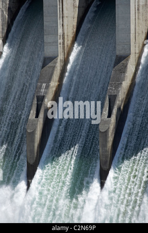 Wasser Verschütten von Dam Clyde, Clyde, Central Otago, Südinsel, Neuseeland Stockfoto