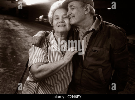 Erwachsenen mittleren Alters verheiratet und lieben paar umarmt Stockfoto