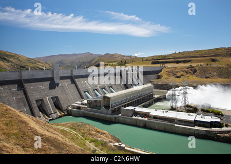 Wasser Verschütten von Dam Clyde, Clyde, Central Otago, Südinsel, Neuseeland Stockfoto