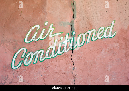 Melden Sie sich an alten Adobe-Wand Ankündigung cool Innenkomfort; eine Erholung von der Hitze der Wüste in Carrizozo, New Mexico. Stockfoto