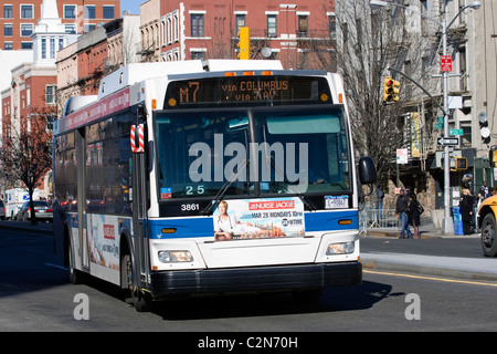 MTA Bus M7 fahren auf Lenox Ave in Harlem, New York City Süd. Stockfoto