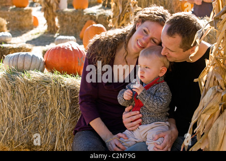 Eine Familie, genießen selbst bei einem Kürbisfeld. Stockfoto