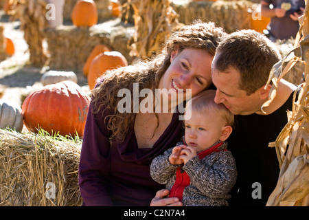 Eine Familie, genießen selbst bei einem Kürbisfeld. Stockfoto