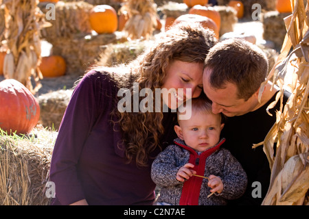 Eine Familie, genießen selbst bei einem Kürbisfeld. Stockfoto