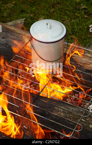 Kochendem Wasser in einem Billy auf ein Lagerfeuer, Central Otago, Südinsel, Neuseeland Stockfoto