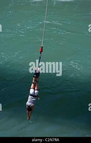 Bungy Jumping von historischen Kawarau Bridge, Kawarau River, Kawarau Gorge, Southern Lakes District, Südinsel, Neuseeland Stockfoto