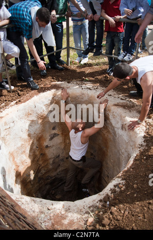 Samariter Männer bereiten Gruben wie Öfen für Braten Opfer Lämmer auf Passahfest. Garizim, Israel. 17.04.2011. Stockfoto