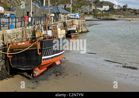 Fischerboote bei Ebbe im Winter Barmouth Harbour Gwynedd Mid Wales UK Vereinigtes Königreich GB Großbritannien Stockfoto