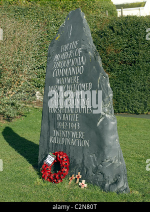 Nahaufnahme des Zweiten Weltkriegs Memorial für 3 Truppenkommandos und Kranz auf der Picknickinsel Aberdovey Gwynedd Nordwales Großbritannien Stockfoto