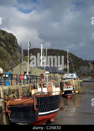 Fischerboote Boot im Hafen bei Ebbe im Winter Barmouth Gwynedd Mitte Wales Großbritannien Großbritannien Großbritannien Großbritannien Großbritannien Großbritannien Großbritannien Großbritannien Großbritannien Stockfoto