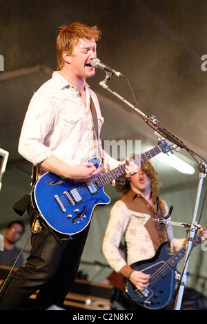 Josh Homme von Queens of the Stone Age, die live im Konzert im Rahmen Bransonss Sydney V Festival Sydney, Stockfoto