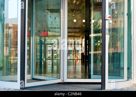 Eingang der Mall mit Drehtür Stockfoto